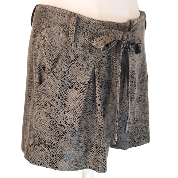 She + Sky Faux Suede Snakeskin Baggy High Rise Pleated Shorts size Large - Picture 4 of 12